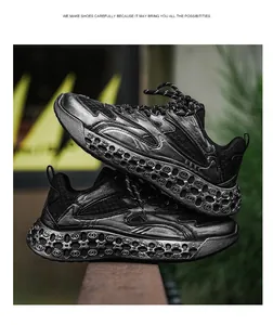 Vista detallada de las zapatillas de malla plateadas y negras para hombre con suela hueca