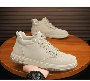 Primo piano di sneakers street high-top beige tenute sopra un tavolo di legno