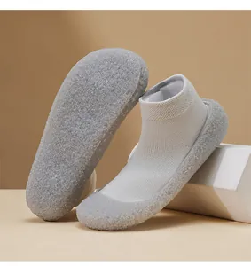 Detailaufnahme der grauen Strick-Yogaschuhe mit rutschfester Gummisohle mit Noppen