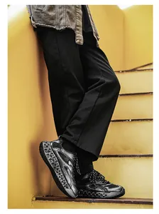 Primer plano de zapatillas chunky para hombre con acabado metálico cepillado y malla