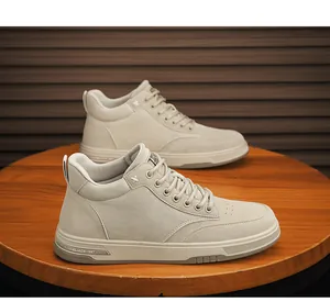 Eleganti stivali da lavoro casual da uomo beige a mezza altezza su tavolo di legno