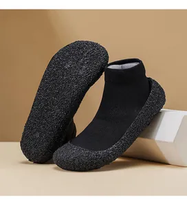 Dettaglio macro scarpe a calzino da yoga nere con suola antiscivolo testurizzata