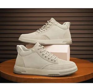 Vista laterale di sneakers casual alte da uomo color panna su un tavolo di legno rustico