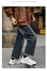 Zapatillas blancas de malla estilo dad para hombre en un entorno urbano de estilo de vida