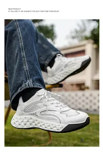 Vista detallada de elegantes zapatillas blancas de malla para hombre en exteriores