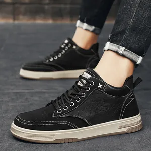 Sneakers casual nere da uomo con design stile workwear e suola bianca spessa alla moda