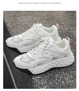 Vista lateral de zapatillas blancas de malla tipo chunky sobre fondo de piedra texturizada