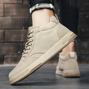 Eleganti sneakers alte da uomo in pelle beige con design alla moda in stile street wear.