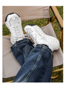 Vista detallada de zapatillas blancas de malla con suela gruesa en silla de exterior.