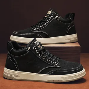 Scarpe alte da uomo nere alla moda con cuciture a contrasto e suola spessa in gomma