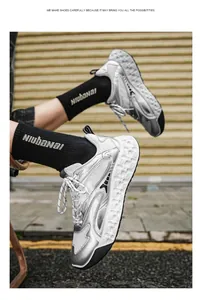 Vista detallada de las zapatillas deportivas plateadas metalizadas con suela gruesa