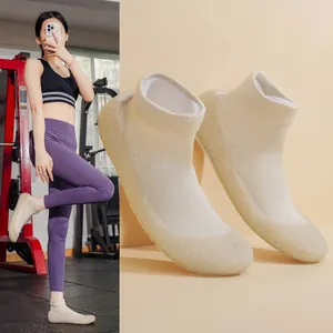Leichte cremefarbene Yoga-Socken-Schuhe für Damen, stilvolle und bequeme Strick-Sneaker
