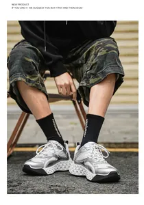 Zapatillas gruesas de malla plateada metálica para hombre, diseño deportivo transpirable.