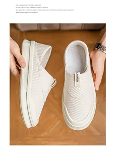 Primer plano de un mocasín para hombre de malla transpirable color crema con textura