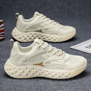 Zapatillas chunky de malla crema para hombre para deportes al aire libre y casual.
