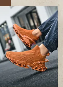 Détail de baskets chaussettes orange respirantes pour hommes avec semelle creuse unique