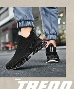 Vue latérale de baskets chaussettes noires respirantes avec semelles amortissantes.