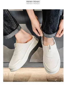 Detalle de mocasines de lona blanca transpirables de alta calidad para hombre casual.