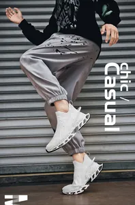 Détail de baskets chaussettes en maille blanche avec semelle creuse amortissante