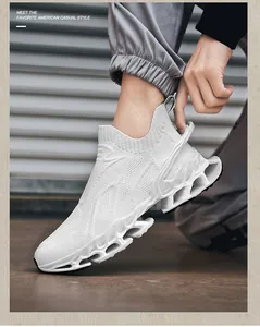 Gros plan de sneaker chaussette blanche pour homme, semelle creuse amortissante et respirante