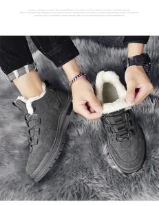 Nahaufnahme von grauen Winter-Sneakern mit warmem Fleece-Futter und Plateausohle.