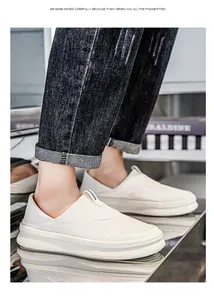 Primer plano detallado de zapatos slip-on de lona blanca transpirable para hombre en pie