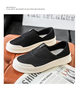 Primer plano de la textura de malla transpirable en mocasines negros para hombre
