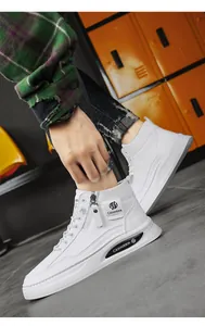 Dettaglio di eleganti sneaker bianche alte di design con zip laterale e logo CAHHRRN