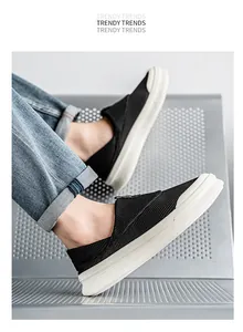 Primer plano de zapatos de lona negros para hombre con tejido transpirable y suela blanca