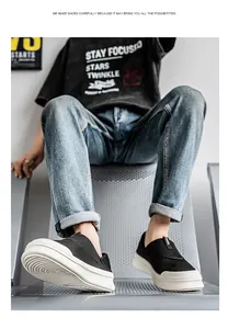 Vista detallada de los zapatos negros transpirables para hombre con suela blanca gruesa y ligera