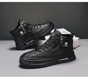 Primo piano di sneaker nere alte di design con cerniera laterale e pelle martellata
