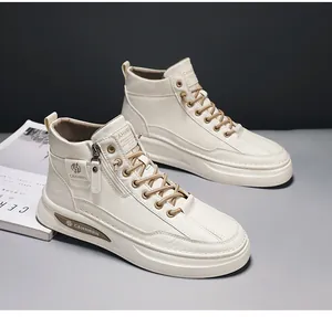 Vista dettagliata di sneaker alte color crema con lacci marroni e cerniera laterale