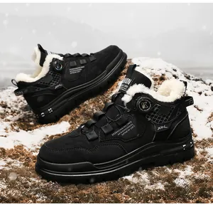 Detailansicht des warmen Pelzfutters und des Drehverschlusses der schwarzen Winterstiefel.
