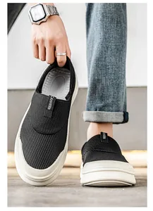 Primer plano de zapatos de lona negros transpirables para hombre con suela blanca gruesa