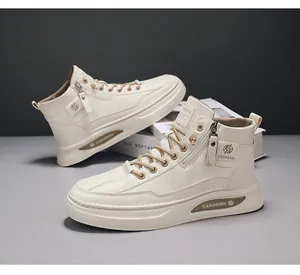 Scarpe alte color crema con cerniera laterale e dettaglio logo CAHHRRN di classe.