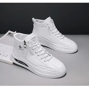 Dettaglio laterale delle sneakers alte bianche di design con accenti di logo nero