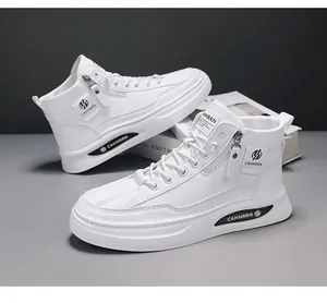 Sneakers bianche alte di design con cerniera laterale e logo del marchio CAHHRRN
