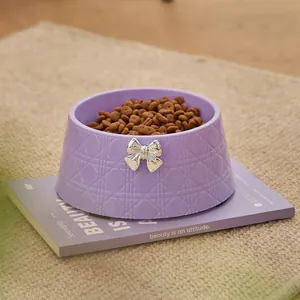 Bol pour animaux violet matelassé avec nœud argenté élégant et base antidérapante.