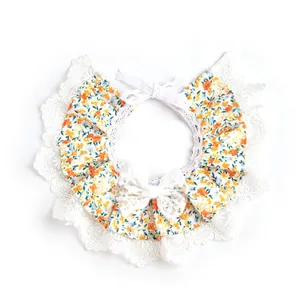 Detalle del collar floral para mascotas con ribete de encaje blanco y lazo elegante