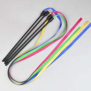 Set di quattro bacchette per gatti con lunghi nastri in seta arcobaleno colorati