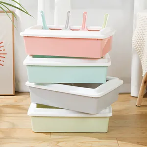 Pila vertical que muestra cuatro colores diferentes de areneros para gatos semicerrados