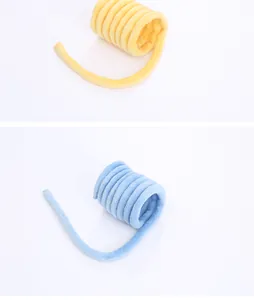 Nahaufnahme von gelben und blauen Plüsch-Spiralspringspielzeugen für verspielte Katzen