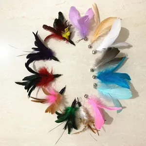 Sortiment an bunten Feder-Ersatzteilen mit kleinen Glöckchen für Katzenangel-Spielzeuge