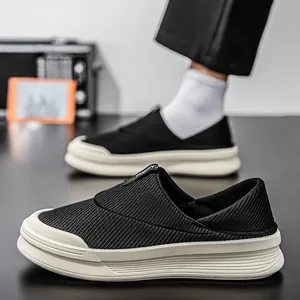 Mocasines de malla negra transpirables para hombre con suelas gruesas de color blanco
