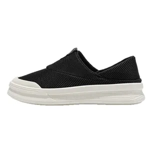 Zapatos slip-on de malla negra transpirable para hombre con suela blanca ligera