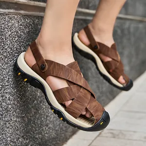 Klassieke bruine lederen outdoor sandalen voor heren met een gesloten neus voor de zomer