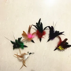 Sechs bunte Feder-Ersatzköpfe für Katzenangel-Spielzeug mit kleinen Glocken für Haustiere.
