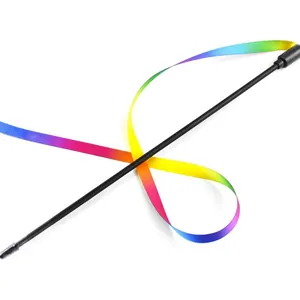 Vista dettagliata di un nastro arcobaleno vibrante attaccato a una bacchetta per gatti