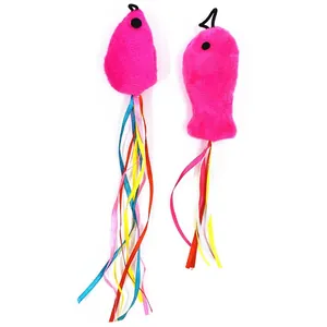 Primo piano di due giocattoli di peluche rosa per gatti con nastri colorati divertenti.