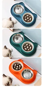 Vue détaillée des gamelles doubles pour animaux en bleu, vert et orange, design lent